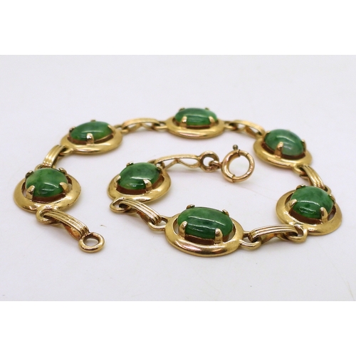 2824 - A HARDSTONE BRACELETmade in 14k gold with oval Chinese green hardstones of approx 9mm x 7mm x1.8mm, ... 