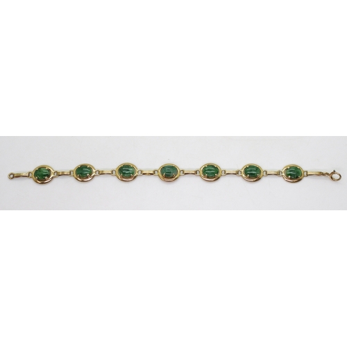 2824 - A HARDSTONE BRACELETmade in 14k gold with oval Chinese green hardstones of approx 9mm x 7mm x1.8mm, ... 