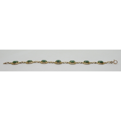 2824 - A HARDSTONE BRACELETmade in 14k gold with oval Chinese green hardstones of approx 9mm x 7mm x1.8mm, ... 