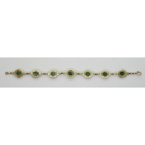 2824 - A HARDSTONE BRACELETmade in 14k gold with oval Chinese green hardstones of approx 9mm x 7mm x1.8mm, ... 