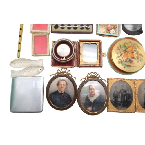 411 - A mixed lot, comprising various vintage powder compacts; an ornately carved bone needle case; an Acm... 