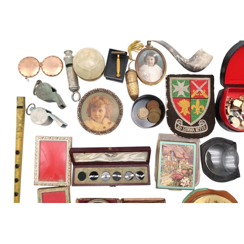 411 - A mixed lot, comprising various vintage powder compacts; an ornately carved bone needle case; an Acm... 