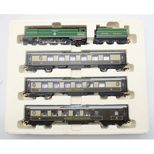 513 - A Hornby 00-gauge R2300 'Bournemouth Belle' Train Pack (BR 4-6-2 'New Zealand Line' Merchant Navy Cl... 