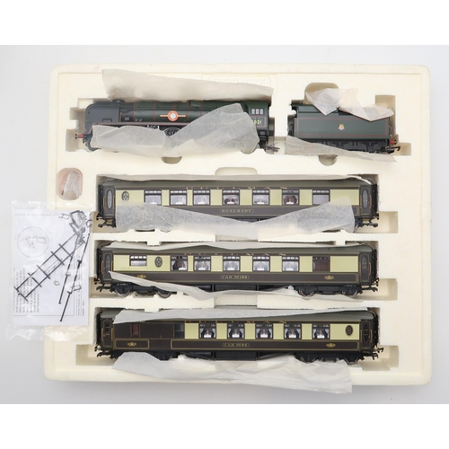 513 - A Hornby 00-gauge R2300 'Bournemouth Belle' Train Pack (BR 4-6-2 'New Zealand Line' Merchant Navy Cl... 