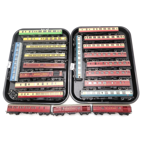 520 - An assortment of loose Hornby 00-gauge railway passenger and mail cars, including blue 'Royal Scot' ... 