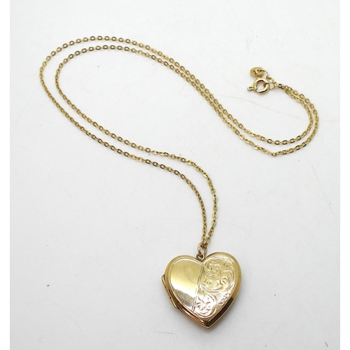 729 - A 9ct gold heart shaped locket on a 46cm 9ct gold trace chain, weight 5.5gms