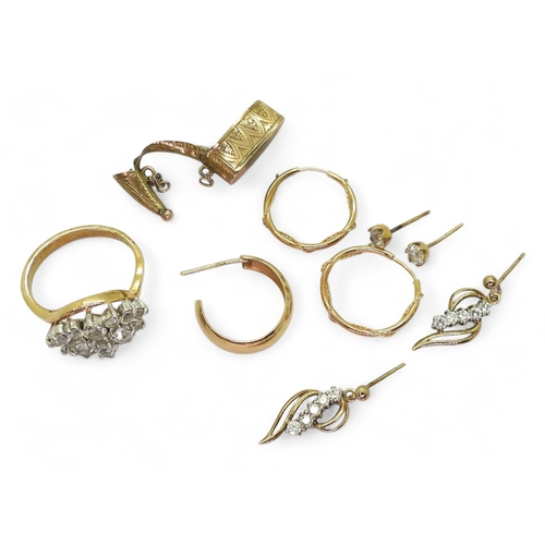 788 - A collection of 9ct and yellow metal earrings, and a tiger's claw mount (claw removed) weight 4.3gms... 