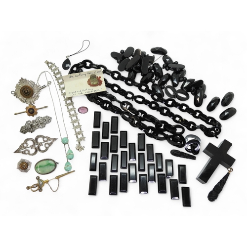 861 - Collection of jet jewellery (af), including pendant, chain and others, together with a green hardsto... 