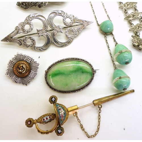 861 - Collection of jet jewellery (af), including pendant, chain and others, together with a green hardsto... 