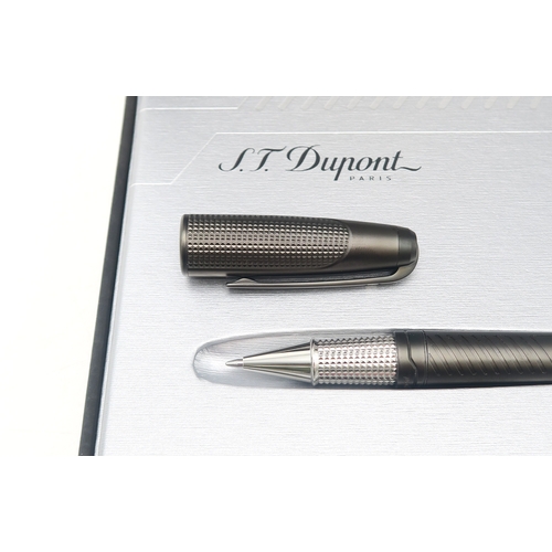 2646A - AN S.T. DUPONT JAMES BOND 007 LIMITED EDITION LARGE BALLPOINT PENHoused in a fitted case, retaining ... 