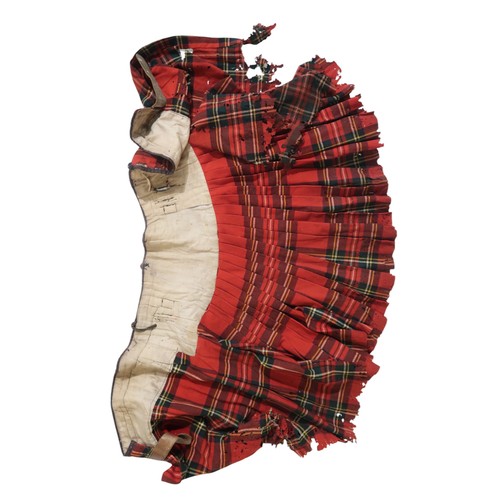 2626A - AN ATTRIBUTED EARLY-20th CENTURY BLACK WATCH PIPE MAJOR'S UNIFORMBelieved WW1-period; comprising kil... 