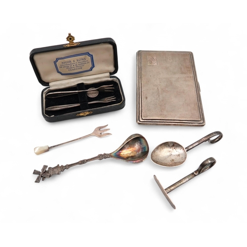 424B - A collection of silver and plate including a cigarette case by Synyers & Beddoe, Birmingham 1943... 