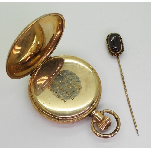 717 - A yellow metal pin set with a large cabochon garnet of approx 16.6mm x 9mm, weight 4.2gms, and a gol... 