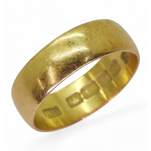 802 - An 18ct gold wedding ring, with Birmingham hallmarks for 1945, size N1/2, weight 4.2gms