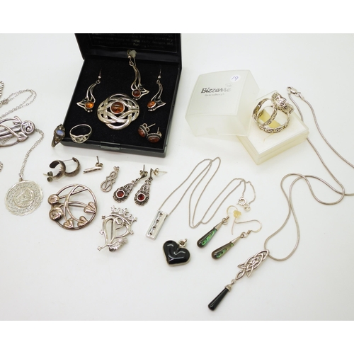 866 - A collection of silver and white metal jewellery to include a silver locket and  chain, a luckenboot... 