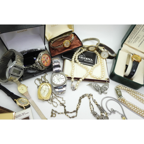 869 - A collection of vintage watches and other items to include Seiko, a Stratton handbag notebook, a Zip... 