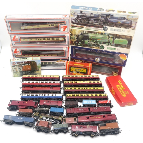 493 - Assorted 00-gauge model railway, to include Airfix Harrow, BR Mogul and various Wagon model kits, bo... 