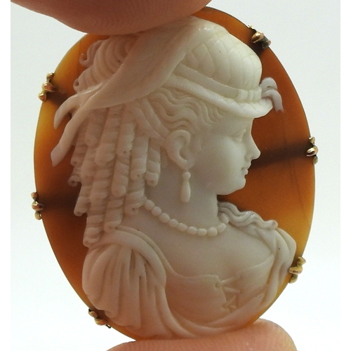 2704 - VINTAGE JEWELSa well carved cameo brooch, depicting a maiden in profile, in a yellow metal brooch mo... 