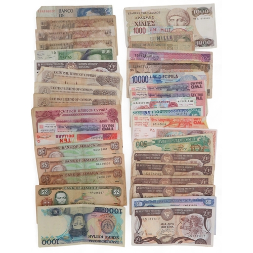 461 - A lot comprising worldwide banknotes Singapore, Thailand, Spain etc (36)