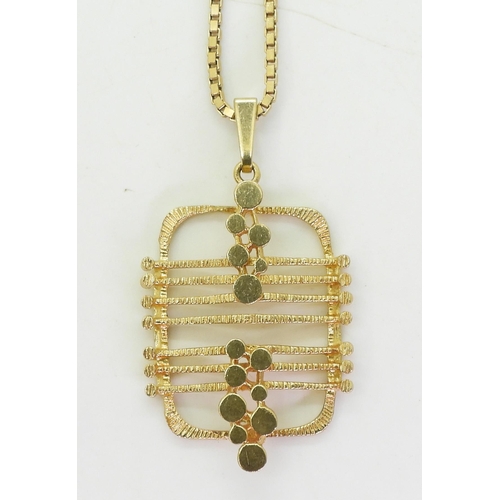 767 - A 9ct gold retro pendant, with London import marks for 1973, on a 55cm 9ct gold box chain, weight 11... 