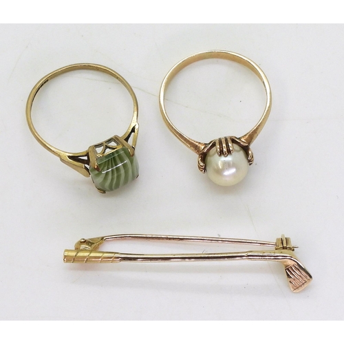 770 - A 9ct gold golf club brooch, and two 9ct rings, weight all together 5.7gms, ring with green glass ge... 