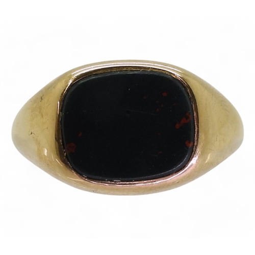 782 - A 9ct gold signet ring set with a bloodstone, size V1/2, weight 7.4gms