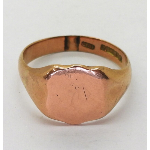 784 - A 9ct rose gold signet ring, size W, weight 5.7gms