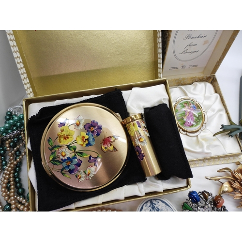 873 - A Stratton gift box of butterfly compact and lipstick set, in unused condition, Thomas Mott Limoges ... 