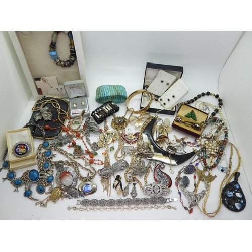 895 - A collection of vintage costume jewellery to include , a rolled gold engraved bangle, porcupine quil... 