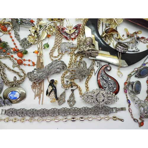 895 - A collection of vintage costume jewellery to include , a rolled gold engraved bangle, porcupine quil... 