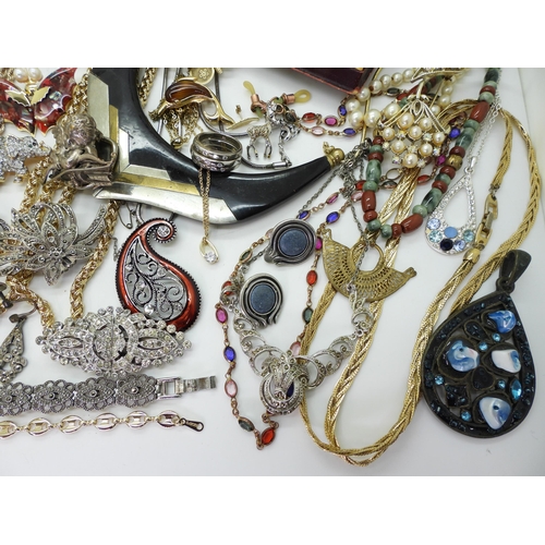 895 - A collection of vintage costume jewellery to include , a rolled gold engraved bangle, porcupine quil... 