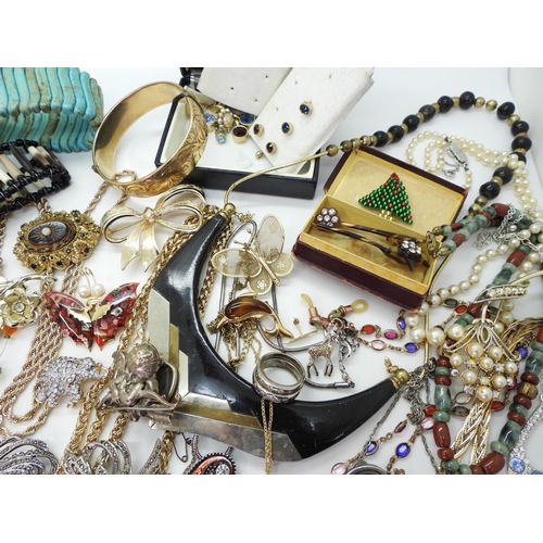 895 - A collection of vintage costume jewellery to include , a rolled gold engraved bangle, porcupine quil... 