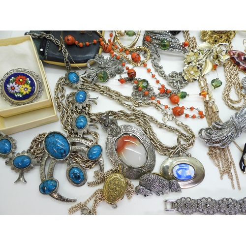 895 - A collection of vintage costume jewellery to include , a rolled gold engraved bangle, porcupine quil... 