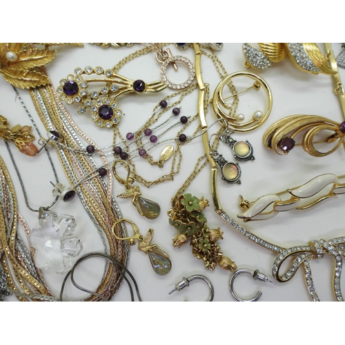 896 - A collection of costume jewellery to include Kirks Folly :- Star necklace and earrings, and a pair o... 