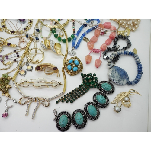 896 - A collection of costume jewellery to include Kirks Folly :- Star necklace and earrings, and a pair o... 