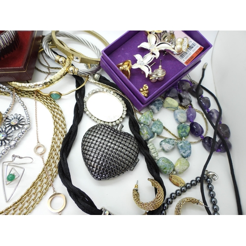 898A - A collection of costume jewellery to include a sea themed necklace, items by Hot Diamonds and Lola R... 