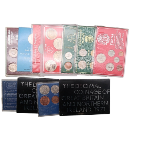 479 - A lot comprising various brilliant uncirculated coin collection packs, Royal Mint proof coin sets, a... 