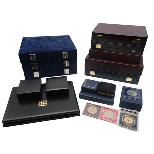 492C - Elizabeth II (1952-2022) a lot comprising various commemorative coins and collector's cases