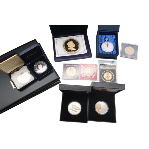 492C - Elizabeth II (1952-2022) a lot comprising various commemorative coins and collector's cases