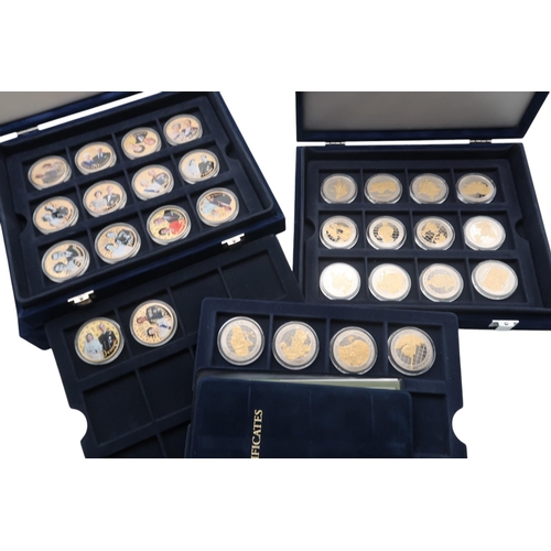 492C - Elizabeth II (1952-2022) a lot comprising various commemorative coins and collector's cases