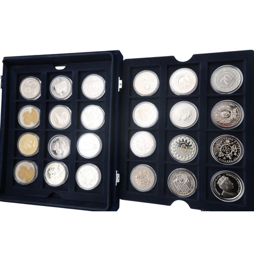 492C - Elizabeth II (1952-2022) a lot comprising various commemorative coins and collector's cases