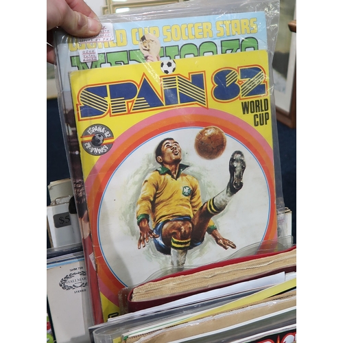 615 - Assorted ephemeral sporting collectables, to include various issues of Charles Buchan's Football Mon... 