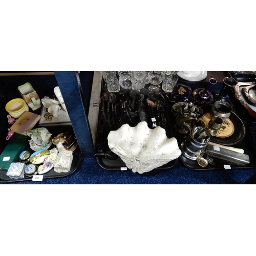 200 - Assorted decorative ceramics and glass, a clam shell etc