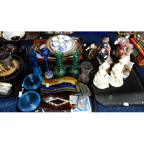 200 - Assorted decorative ceramics and glass, a clam shell etc