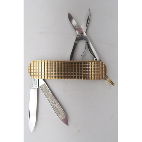 404 - A 9ct gold pocket knife, maker's mark Ramsden & Roed, London, fitted with Victorinox steel blade... 