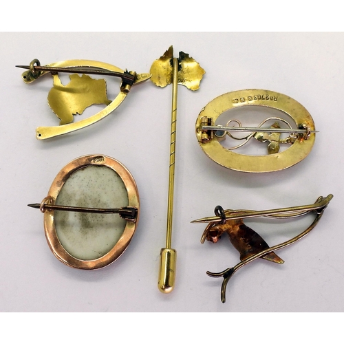 718 - A collection of Australian 9ct gold jewellery to include;- two Kookaburra brooches, one with a porce... 