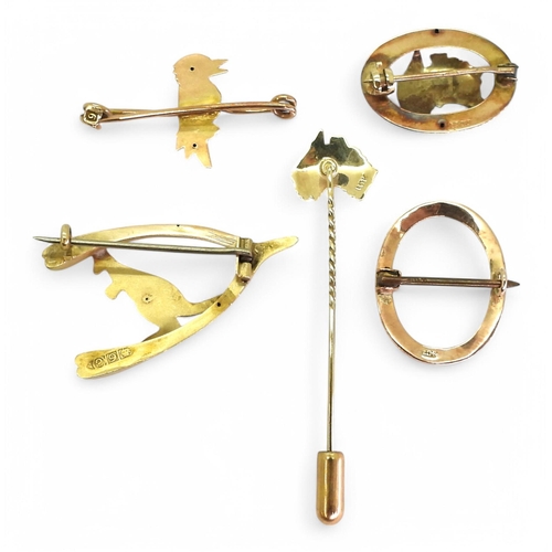 723 - A collection of 9ct Australian jewels to include two kookaburra brooches, a kangaroo wishbone brooch... 