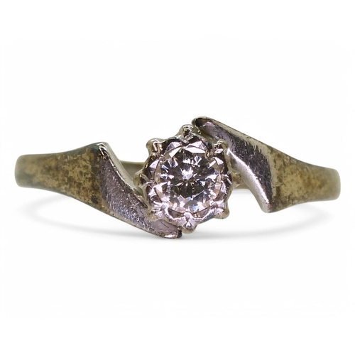 743 - An 18ct gold diamond solitaire ring, the illusion set diamond is estimated approx 0.20cts, fingersiz... 