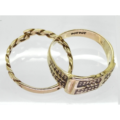 749 - A 9ct buckle ring size U, together with an (af) chain link ring, weight together 6.9gms