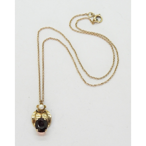 781 - A 9ct gold garnet and pearl pendant on a 44cm trace chain, weight 4gms